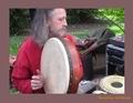 Nicoley Entezami spielt Bodhran 