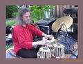 Nicoley Entezami spielt mini Tabla Tarang