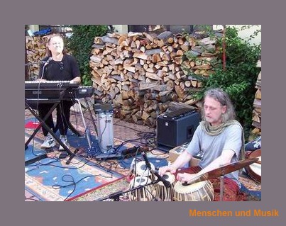 Mini Tabla Tarang und Piano bei strahlendem Sonnenschein